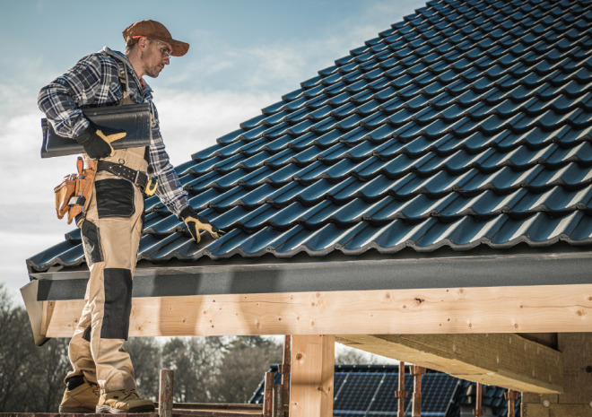 roof-inspection-man